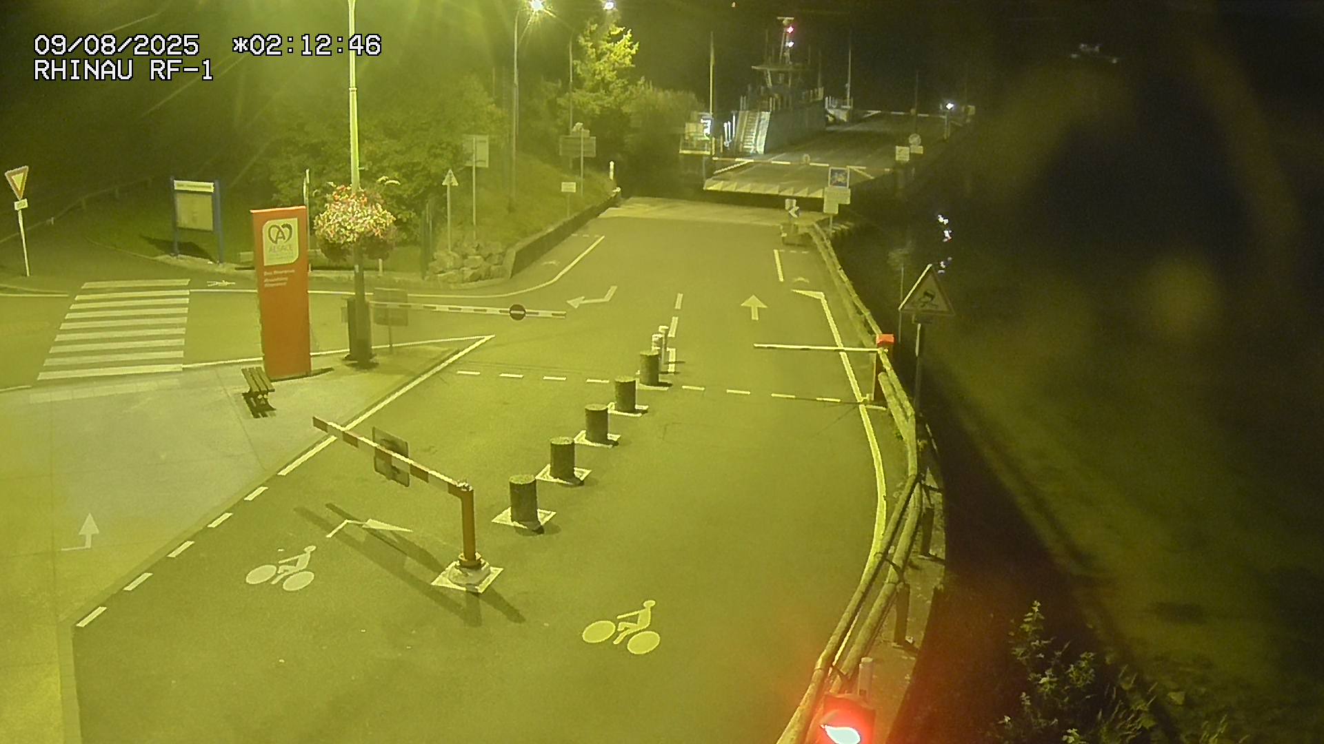 Webcam du bac de Rhinau-Kappel. Vue avant le quai d'embarquement du côté français, à la jonction entre la D20 et la D5. Vue orientée vers Benfeld
