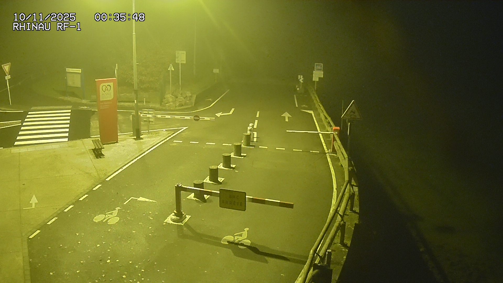 Webcam du bac de Rhinau-Kappel. Vue avant le quai d'embarquement du côté français, à la jonction entre la D20 et la D5. Vue orientée vers Benfeld