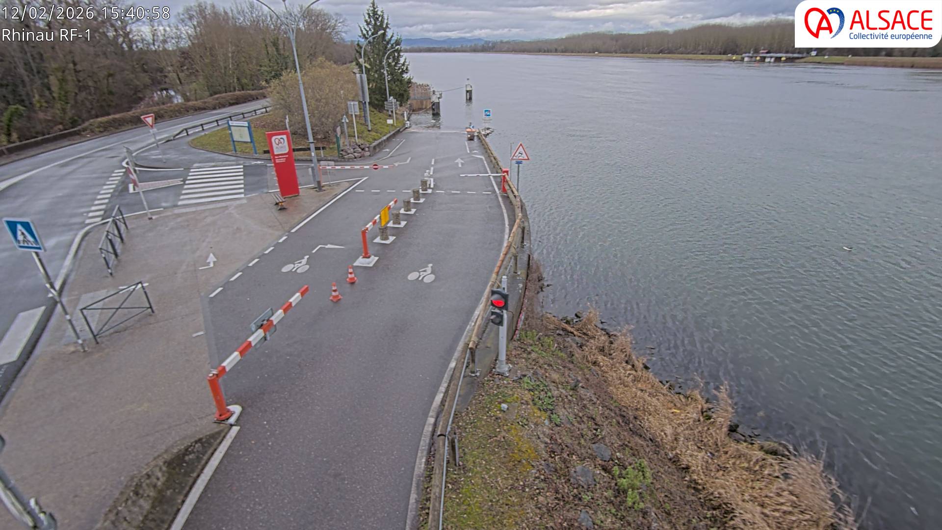 Webcam du bac de Rhinau-Kappel. Vue avant le quai d'embarquement du côté français, à la jonction entre la D20 et la D5. Vue orientée vers Benfeld