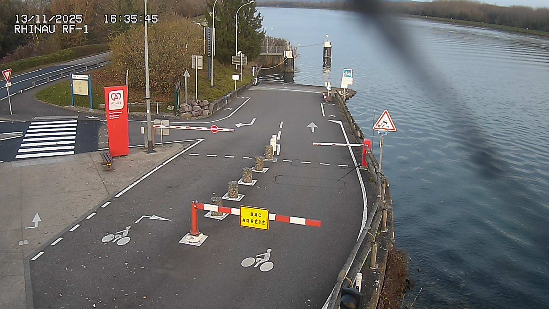 <h2>Webcam du bac de Rhinau-Kappel. Vue avant le quai d'embarquement du côté français, à la jonction entre la D20 et la D5. Vue orientée vers Benfeld</h2>