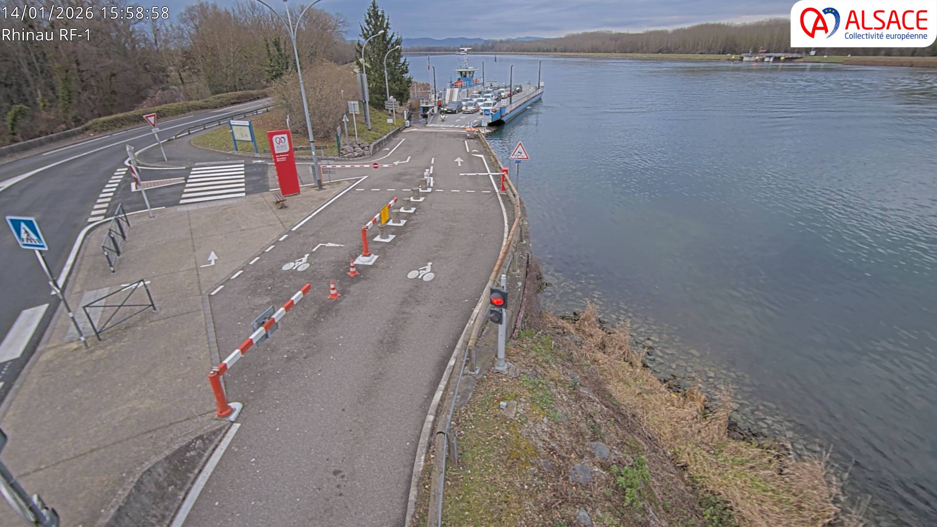 Webcam du bac de Rhinau-Kappel. Vue avant le quai d'embarquement du côté français, à la jonction entre la D20 et la D5. Vue orientée vers Benfeld