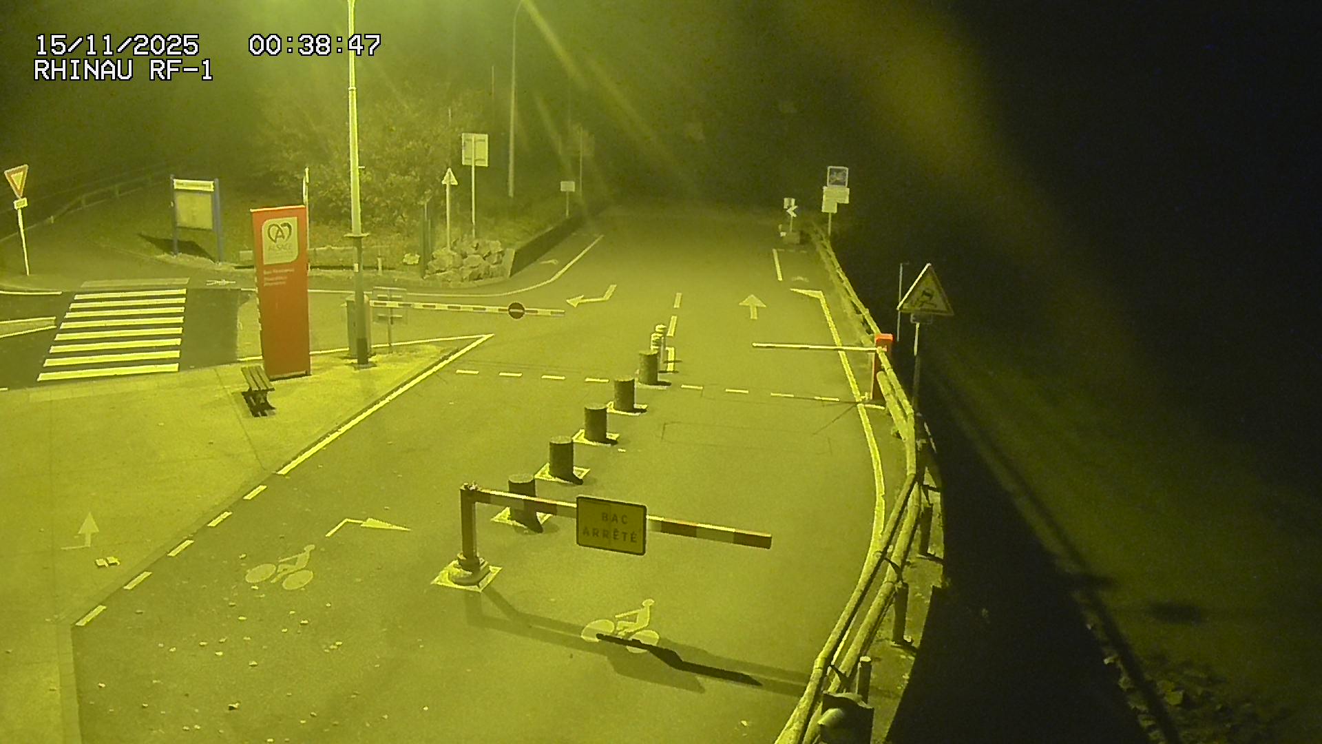 <h2>Webcam du bac de Rhinau-Kappel. Vue avant le quai d'embarquement du côté français, à la jonction entre la D20 et la D5. Vue orientée vers Benfeld</h2>