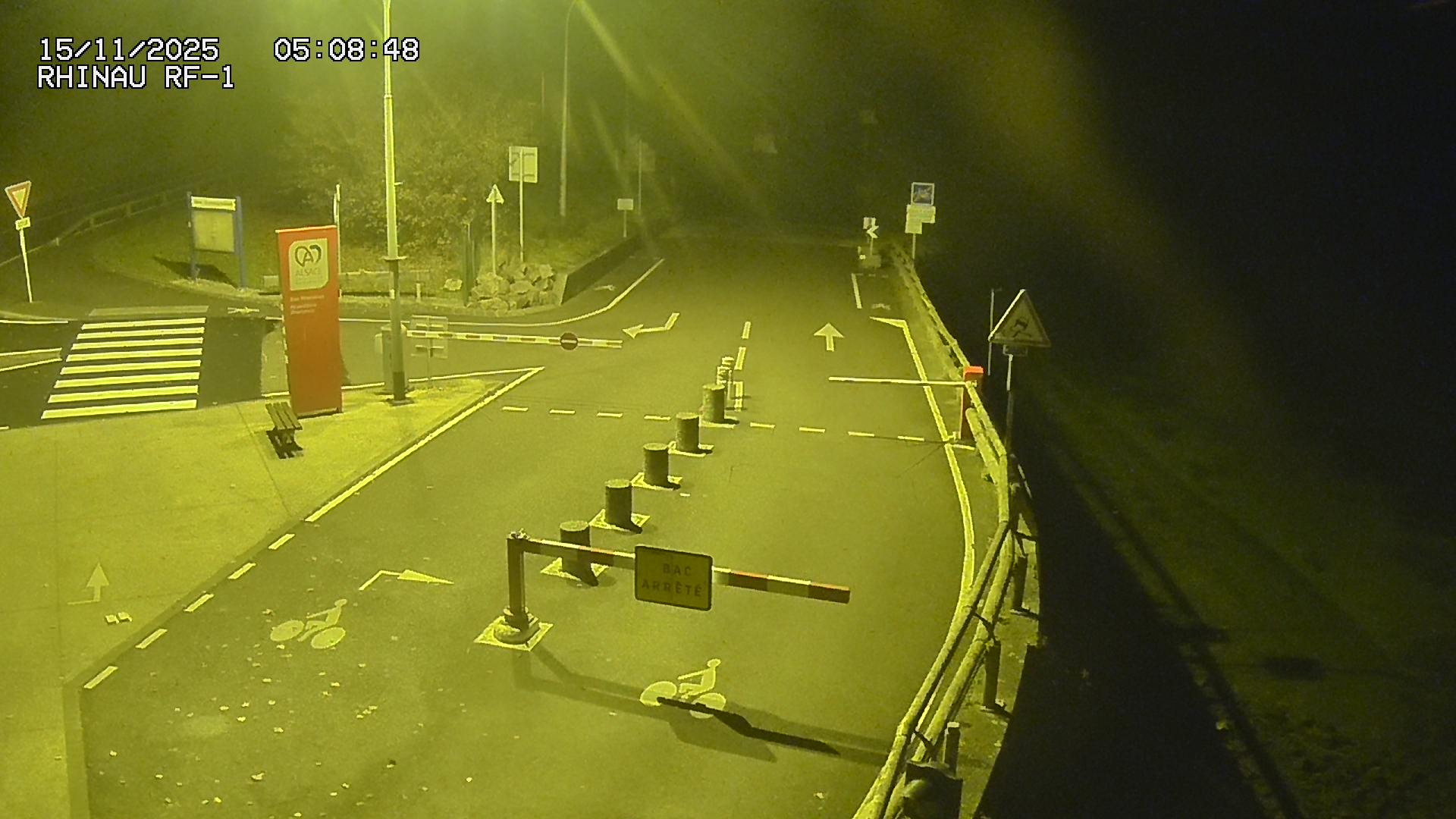 Webcam du bac de Rhinau-Kappel. Vue avant le quai d'embarquement du côté français, à la jonction entre la D20 et la D5. Vue orientée vers Benfeld