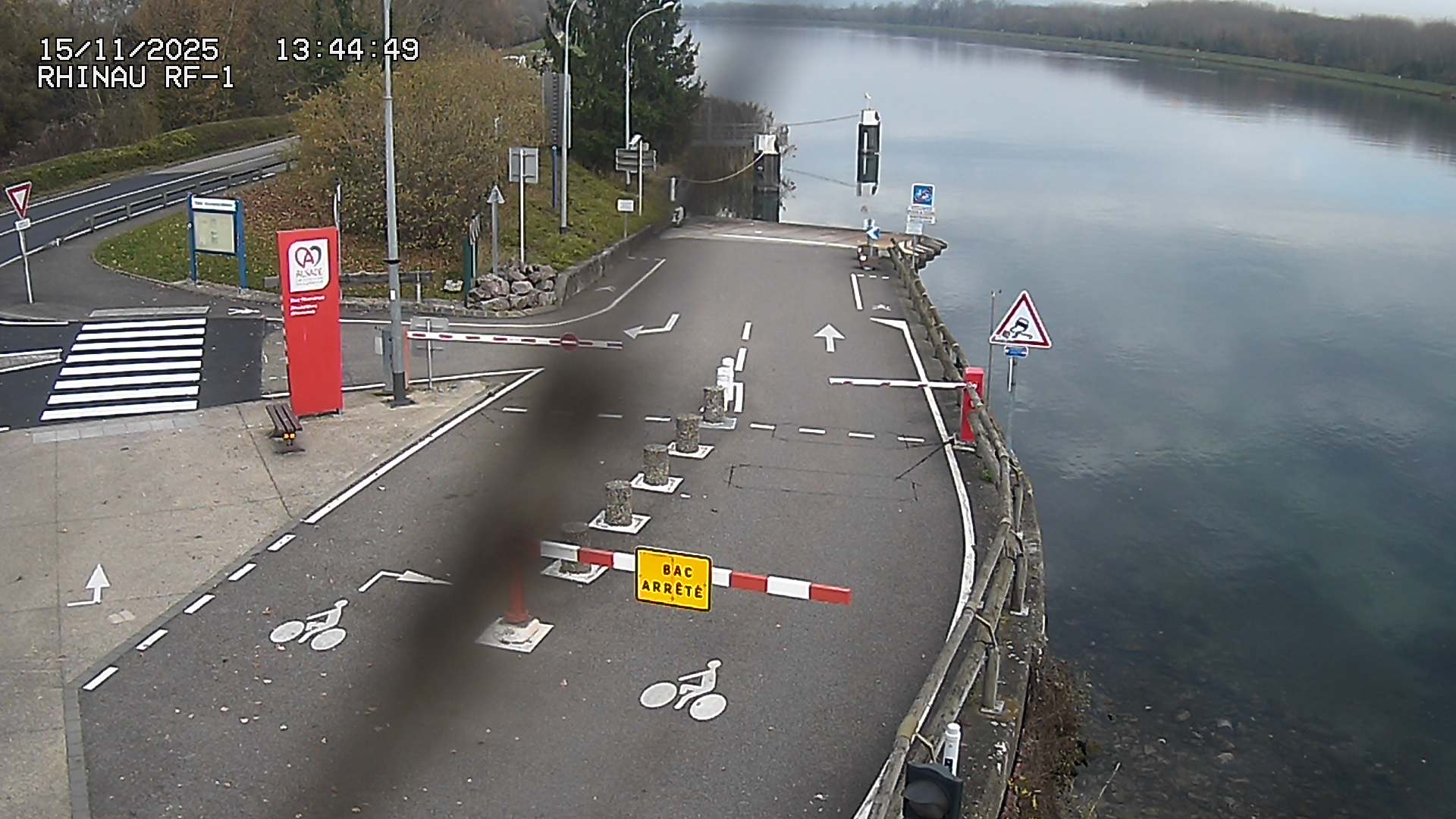 Webcam du bac de Rhinau-Kappel. Vue avant le quai d'embarquement du côté français, à la jonction entre la D20 et la D5. Vue orientée vers Benfeld