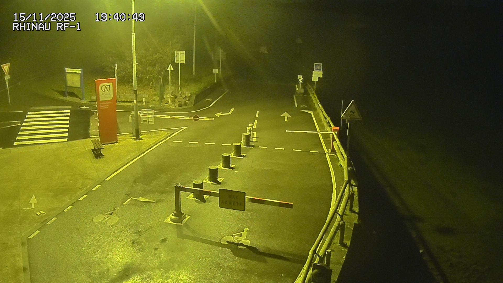 <h2>Webcam du bac de Rhinau-Kappel. Vue avant le quai d'embarquement du côté français, à la jonction entre la D20 et la D5. Vue orientée vers Benfeld</h2>