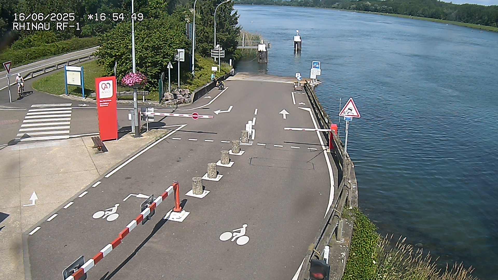 Webcam du bac de Rhinau-Kappel. Vue avant le quai d'embarquement du côté français, à la jonction entre la D20 et la D5. Vue orientée vers Benfeld