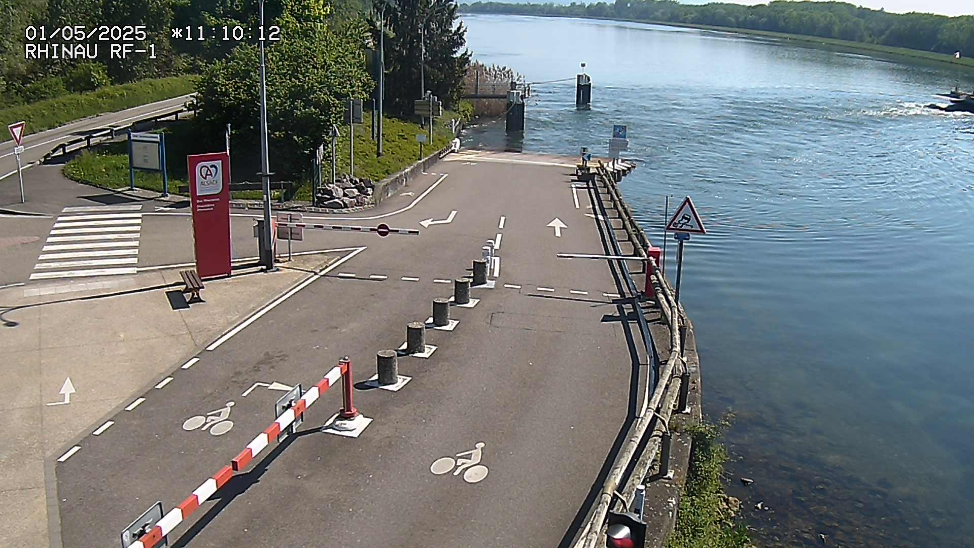Webcam du bac de Rhinau-Kappel. Vue avant le quai d'embarquement du côté français, à la jonction entre la D20 et la D5. Vue orientée vers Benfeld