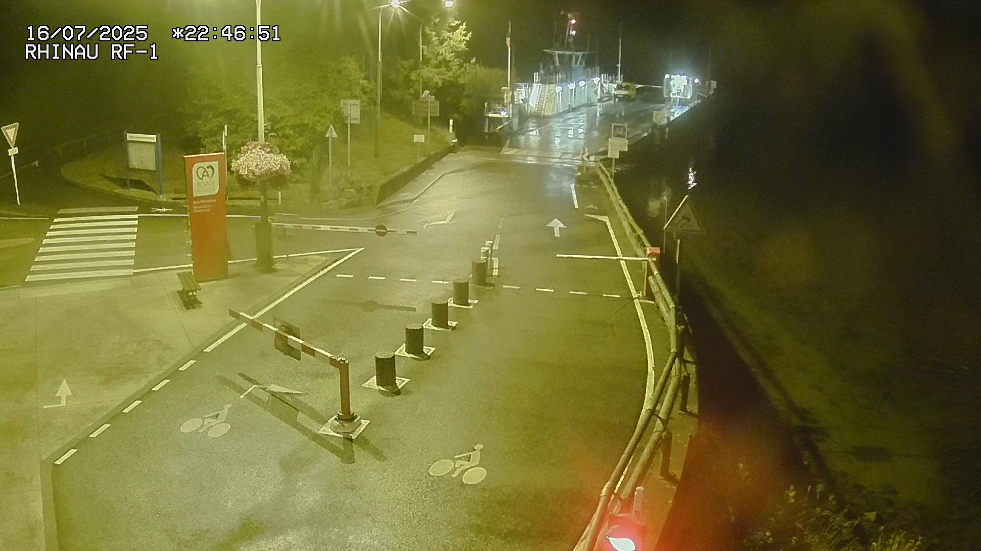 Webcam du bac de Rhinau-Kappel. Vue avant le quai d'embarquement du côté français, à la jonction entre la D20 et la D5. Vue orientée vers Benfeld
