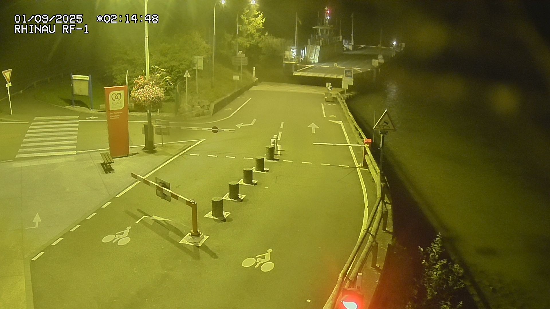 Webcam du bac de Rhinau-Kappel. Vue avant le quai d'embarquement du côté français, à la jonction entre la D20 et la D5. Vue orientée vers Benfeld