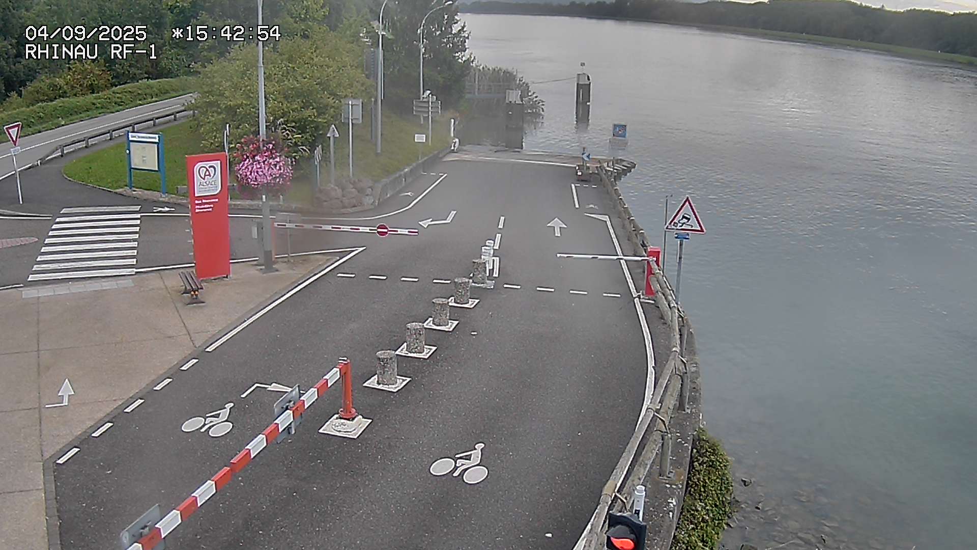 Webcam du bac de Rhinau-Kappel. Vue avant le quai d'embarquement du côté français, à la jonction entre la D20 et la D5. Vue orientée vers Benfeld