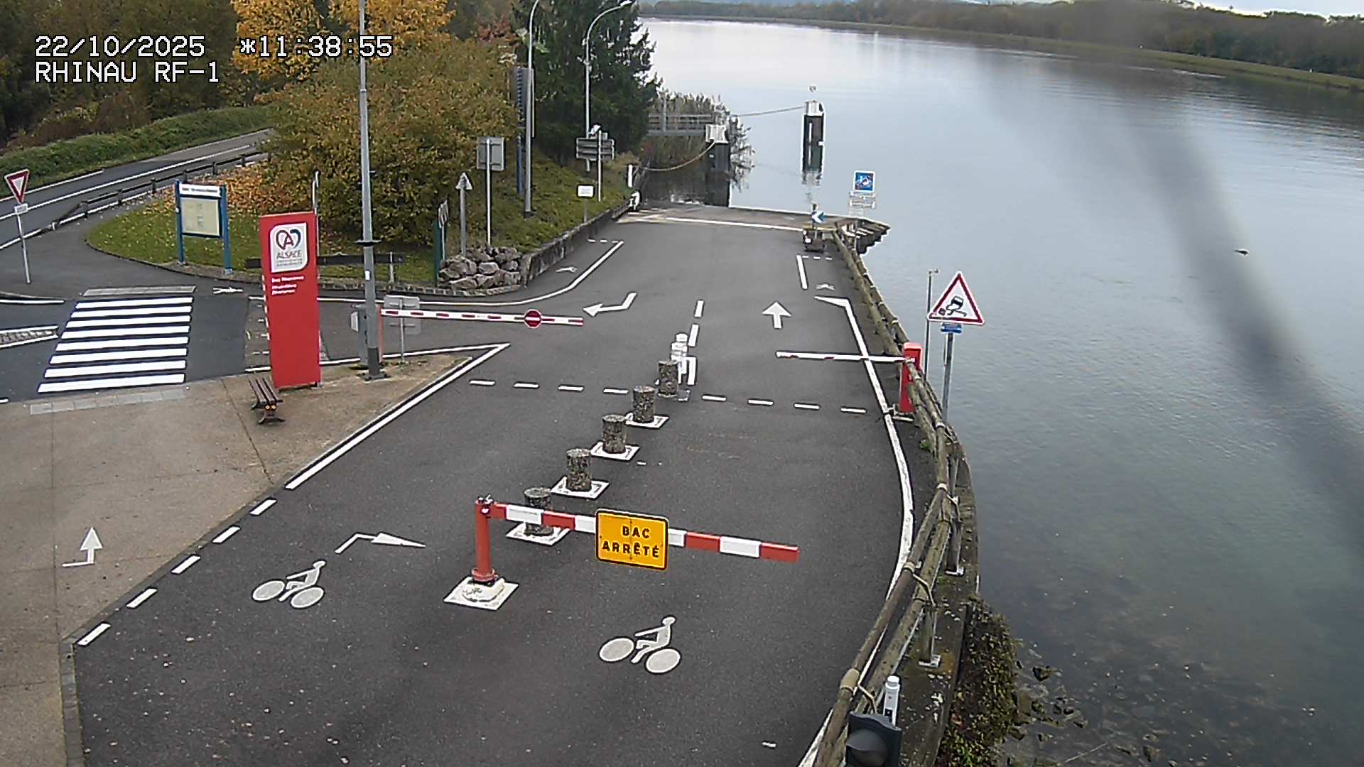 Webcam du bac de Rhinau-Kappel. Vue avant le quai d'embarquement du côté français, à la jonction entre la D20 et la D5. Vue orientée vers Benfeld