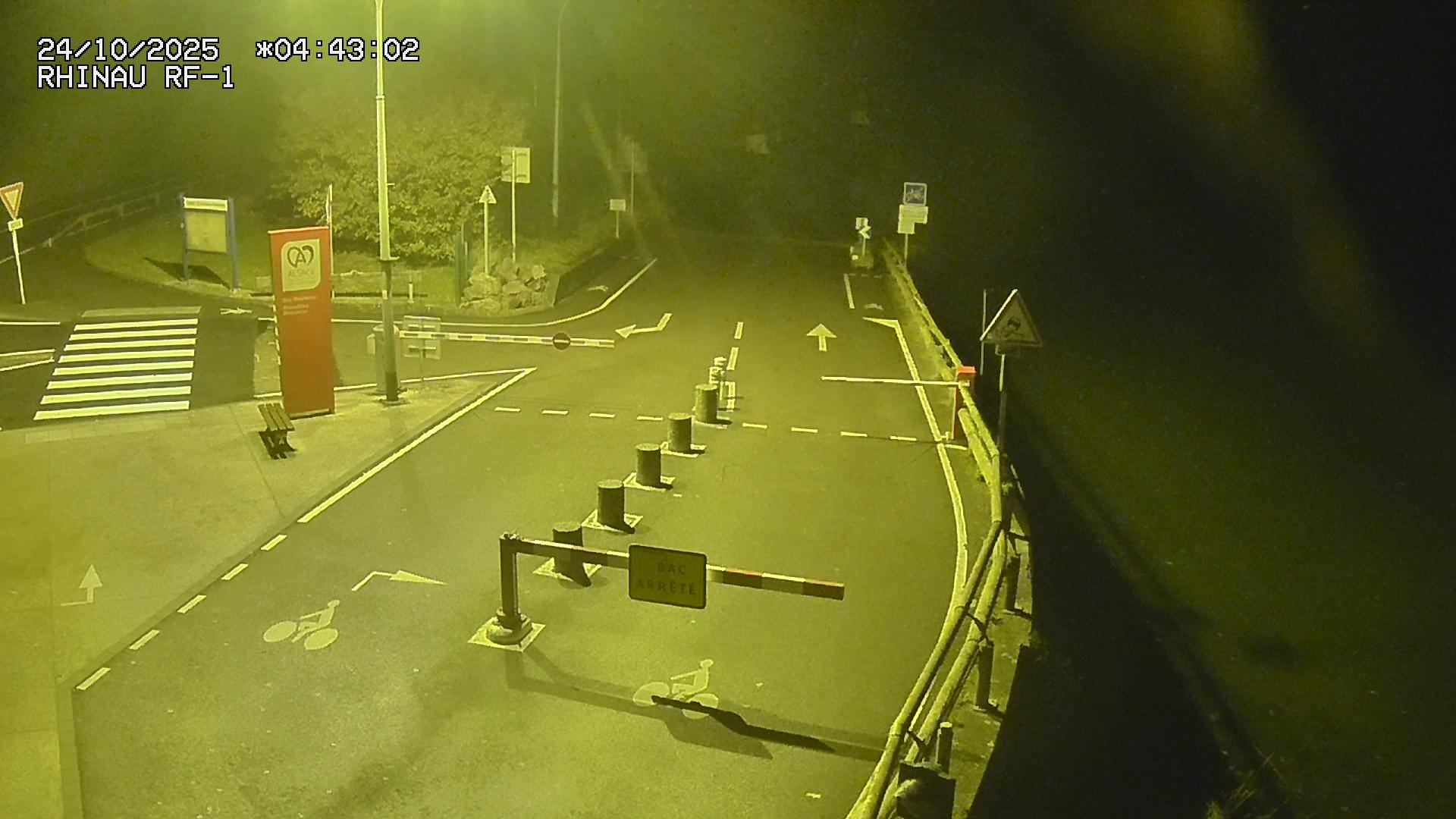 Webcam du bac de Rhinau-Kappel. Vue avant le quai d'embarquement du côté français, à la jonction entre la D20 et la D5. Vue orientée vers Benfeld