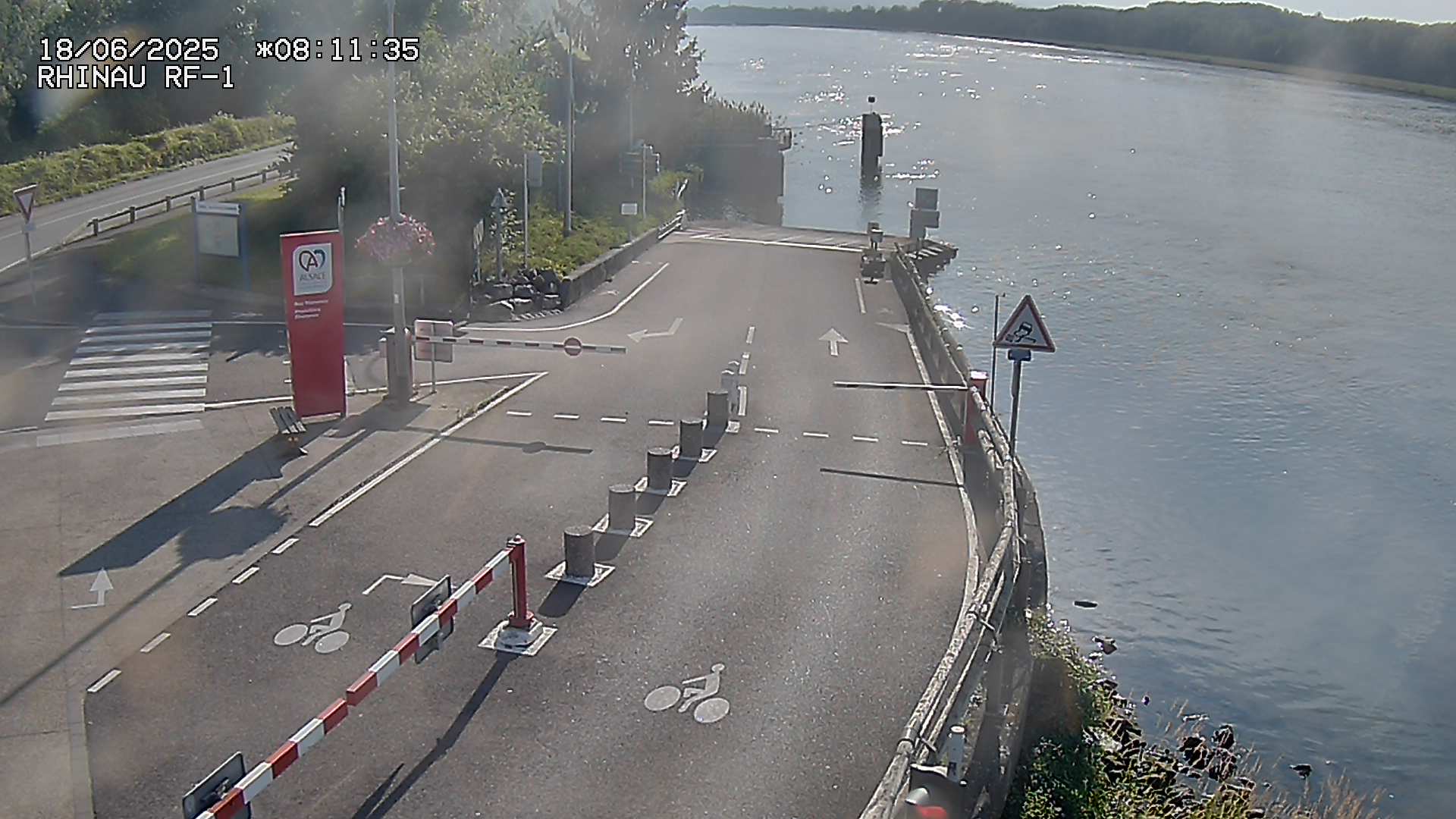 Webcam du bac de Rhinau-Kappel. Vue avant le quai d'embarquement du côté français, à la jonction entre la D20 et la D5. Vue orientée vers Benfeld