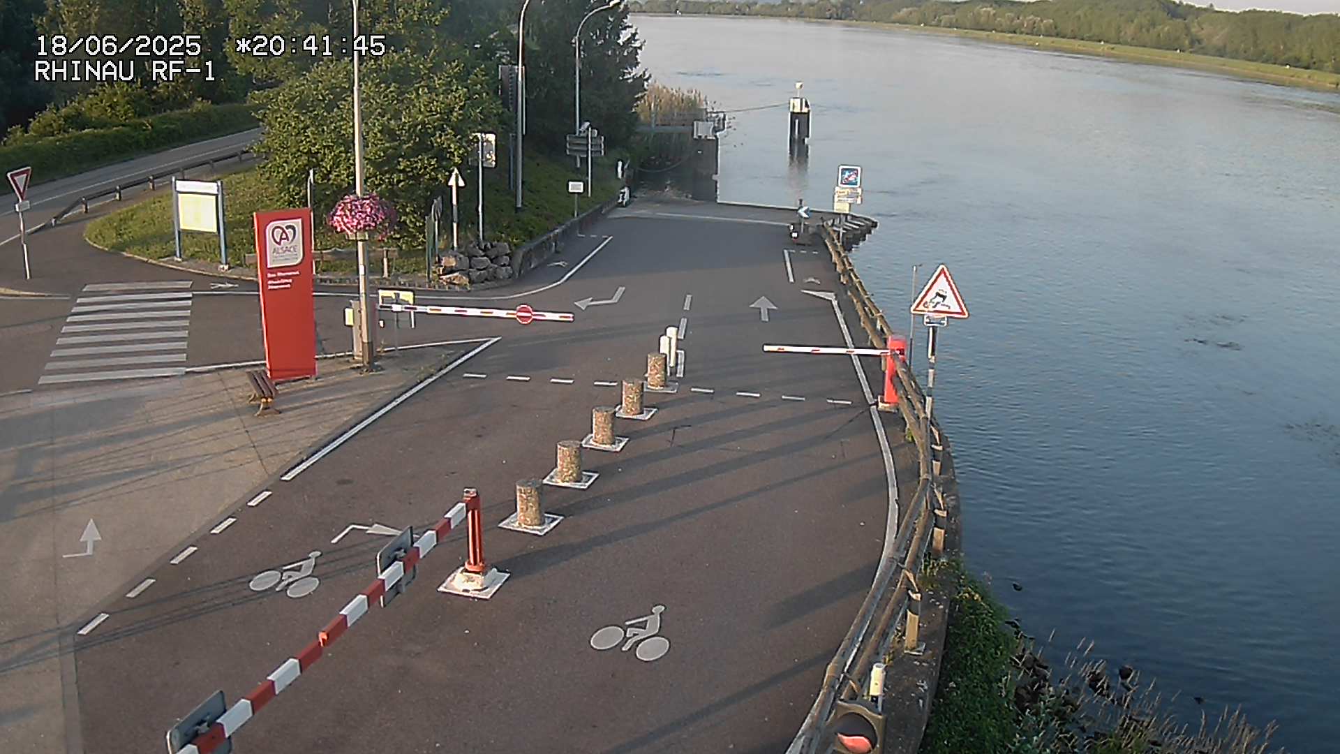 <h2>Webcam du bac de Rhinau-Kappel. Vue avant le quai d'embarquement du côté français, à la jonction entre la D20 et la D5. Vue orientée vers Benfeld</h2>