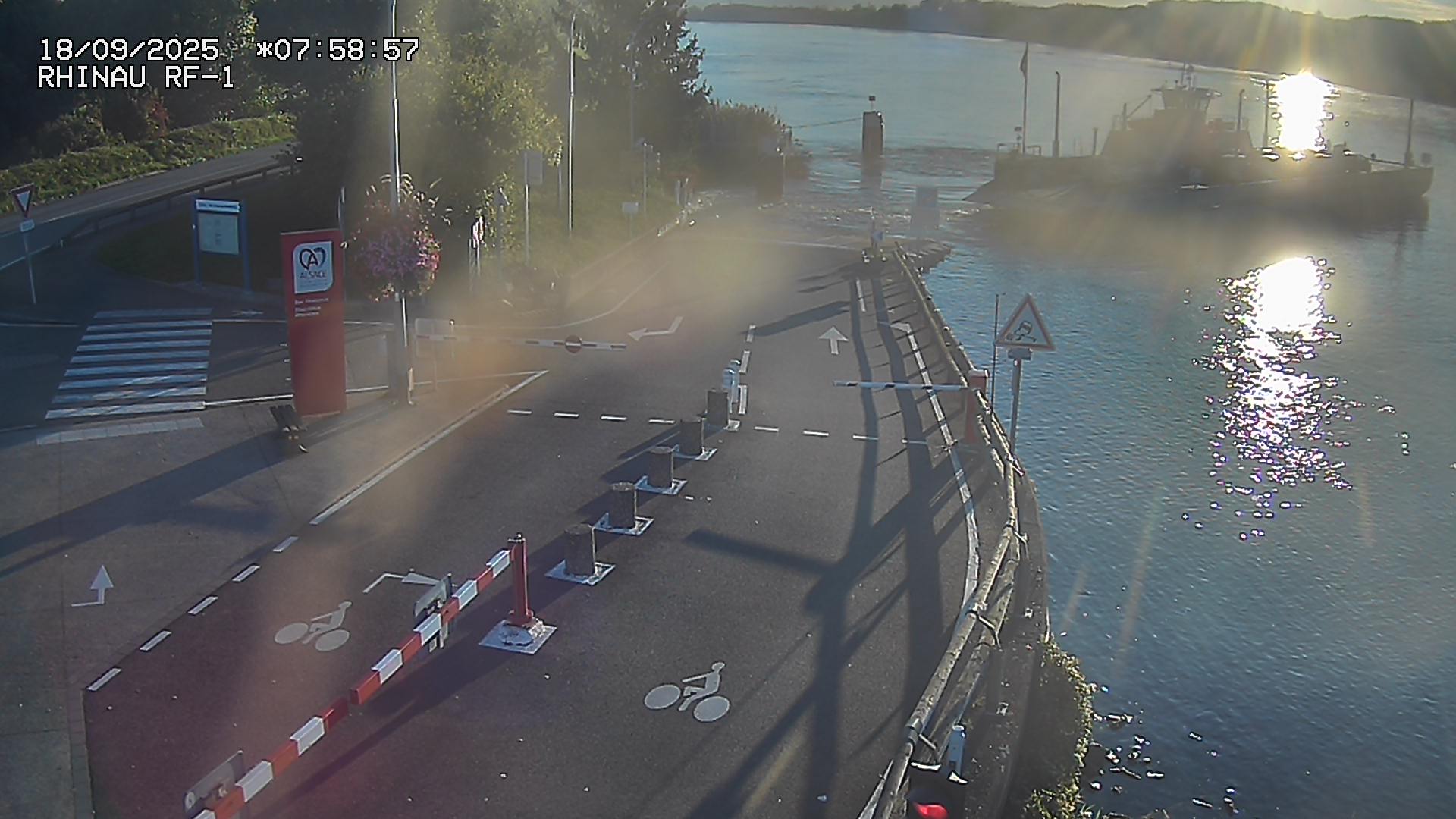 Webcam du bac de Rhinau-Kappel. Vue avant le quai d'embarquement du côté français, à la jonction entre la D20 et la D5. Vue orientée vers Benfeld