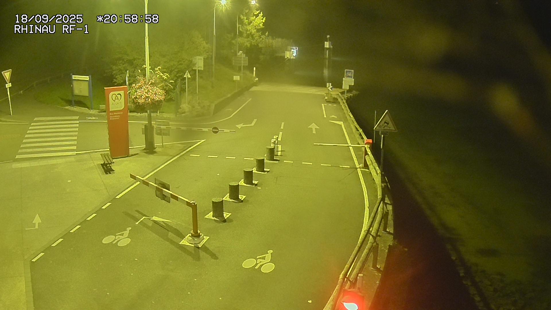 Webcam du bac de Rhinau-Kappel. Vue avant le quai d'embarquement du côté français, à la jonction entre la D20 et la D5. Vue orientée vers Benfeld