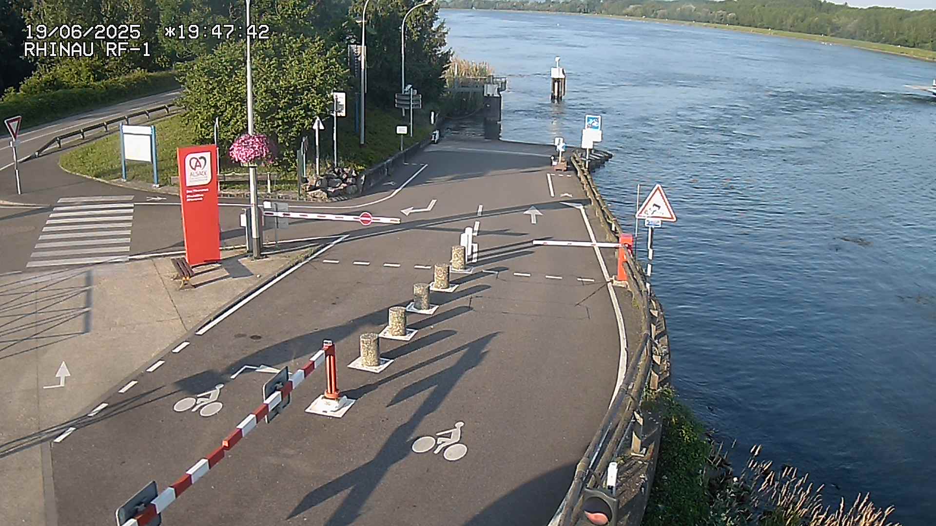 <h2>Webcam du bac de Rhinau-Kappel. Vue avant le quai d'embarquement du côté français, à la jonction entre la D20 et la D5. Vue orientée vers Benfeld</h2>