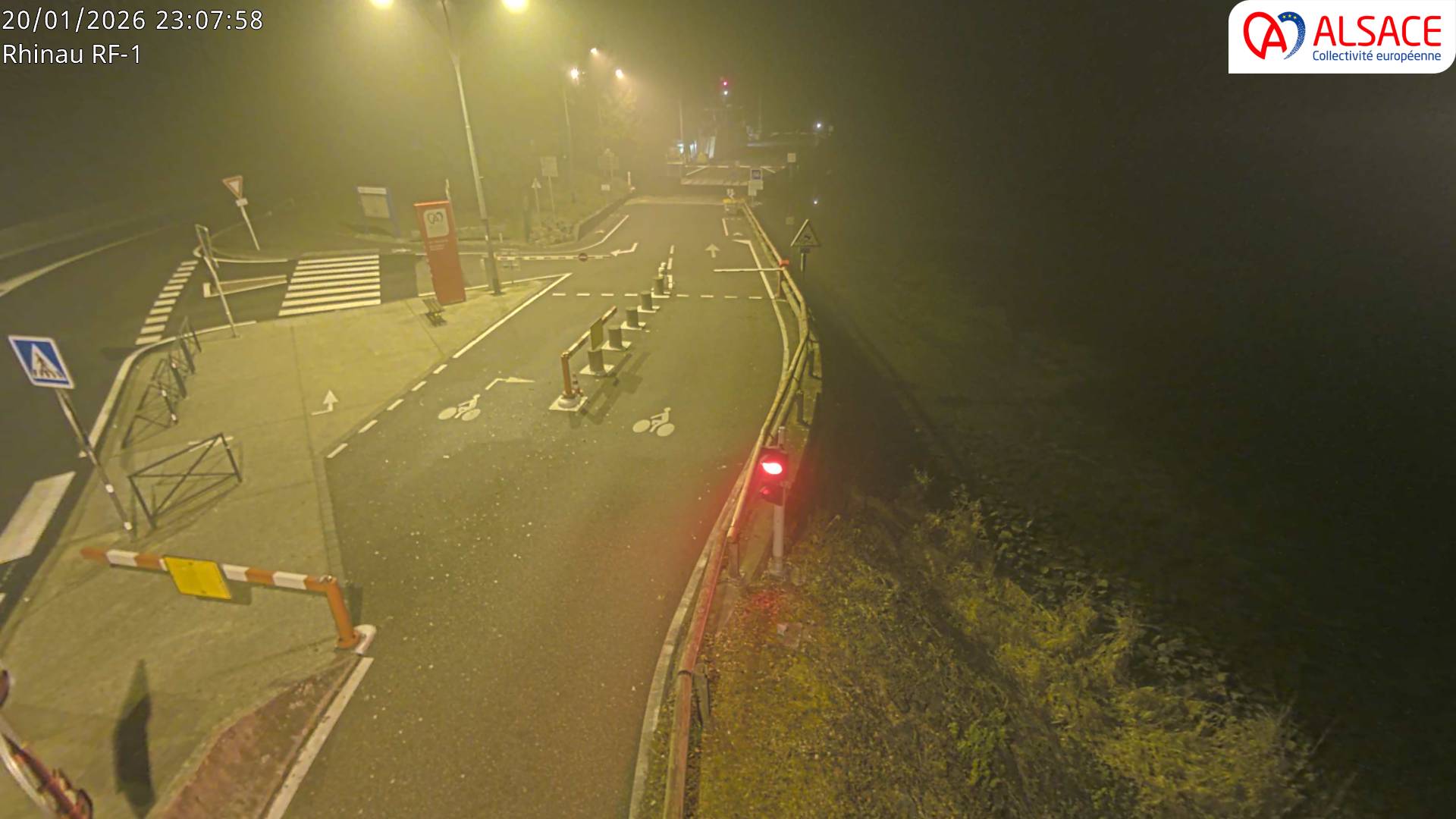 Webcam du bac de Rhinau-Kappel. Vue avant le quai d'embarquement du côté français, à la jonction entre la D20 et la D5. Vue orientée vers Benfeld