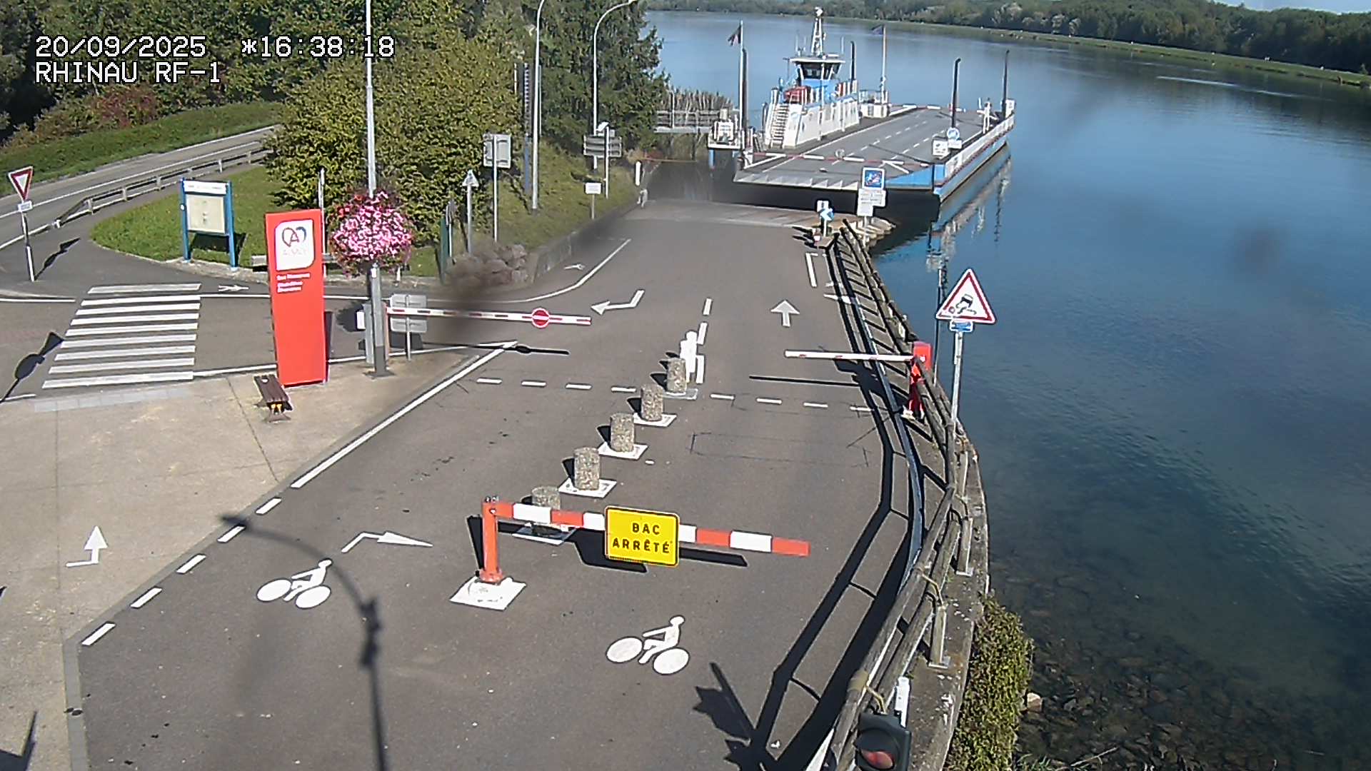 Webcam du bac de Rhinau-Kappel. Vue avant le quai d'embarquement du côté français, à la jonction entre la D20 et la D5. Vue orientée vers Benfeld