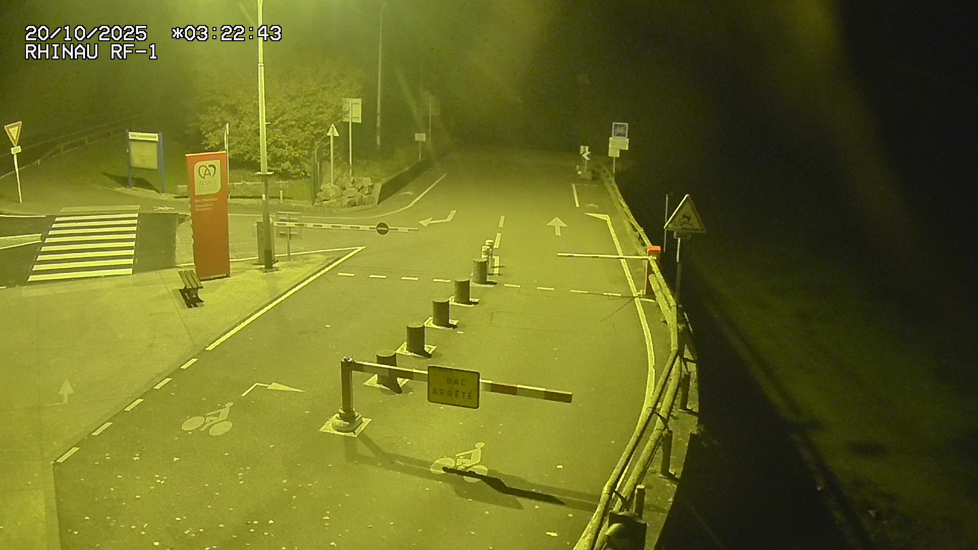 Webcam du bac de Rhinau-Kappel. Vue avant le quai d'embarquement du côté français, à la jonction entre la D20 et la D5. Vue orientée vers Benfeld