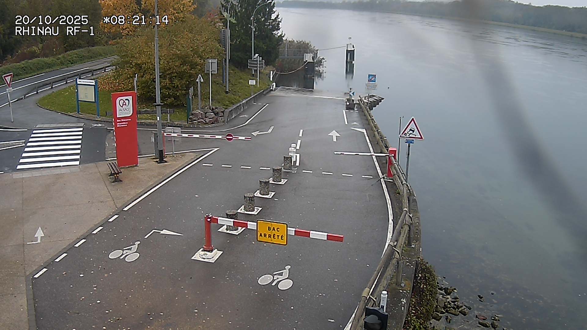 Webcam du bac de Rhinau-Kappel. Vue avant le quai d'embarquement du côté français, à la jonction entre la D20 et la D5. Vue orientée vers Benfeld