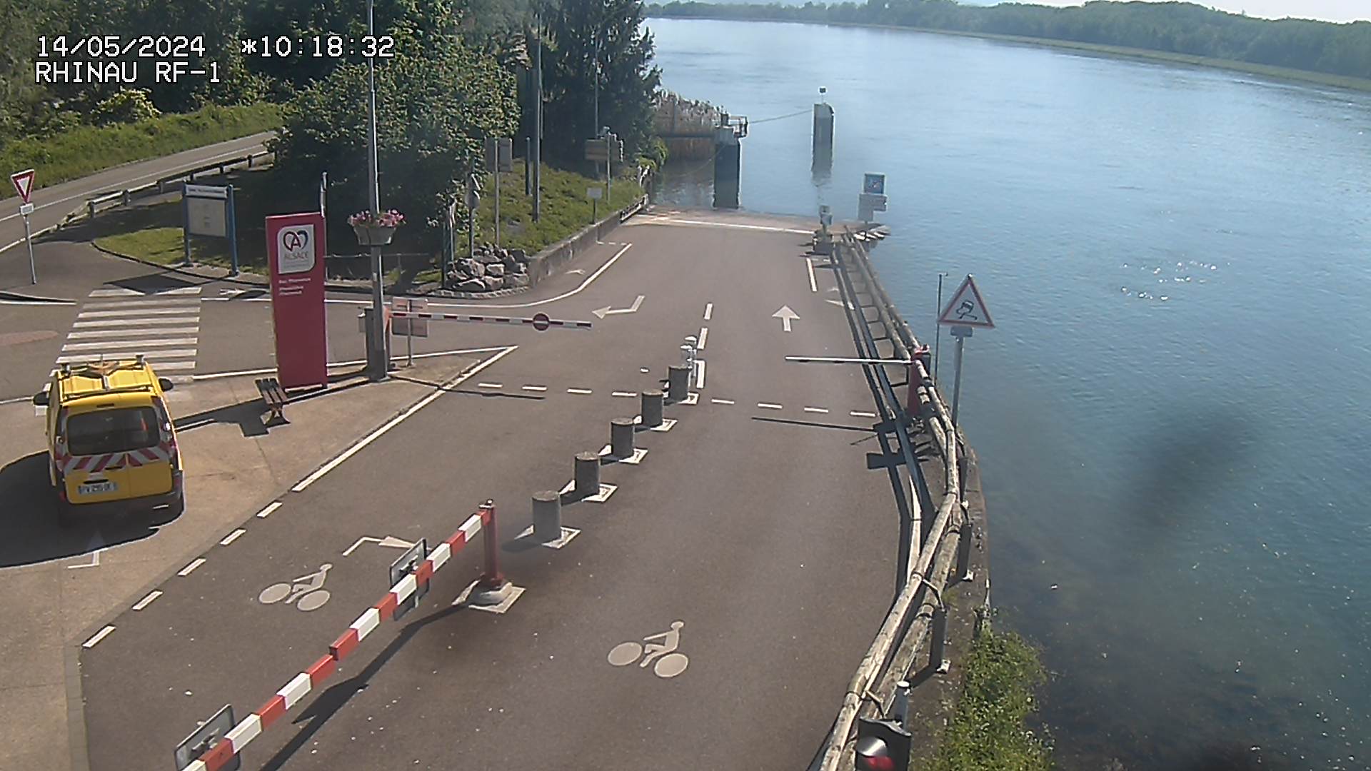 <h2>Webcam du bac de Rhinau-Kappel. Vue avant le quai d'embarquement du côté français, à la jonction entre la D20 et la D5. Vue orientée vers Benfeld</h2>