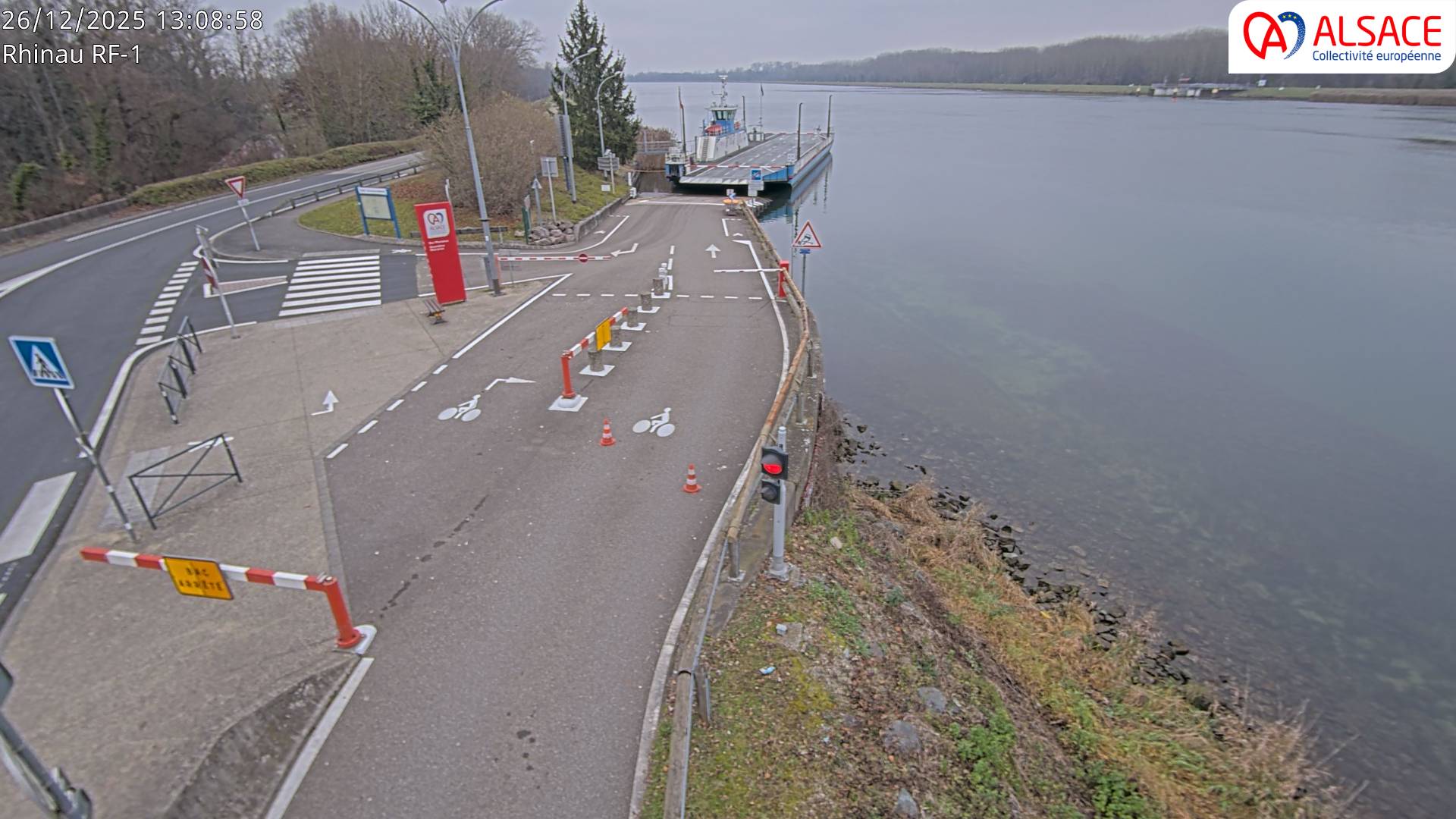 Webcam du bac de Rhinau-Kappel. Vue avant le quai d'embarquement du côté français, à la jonction entre la D20 et la D5. Vue orientée vers Benfeld