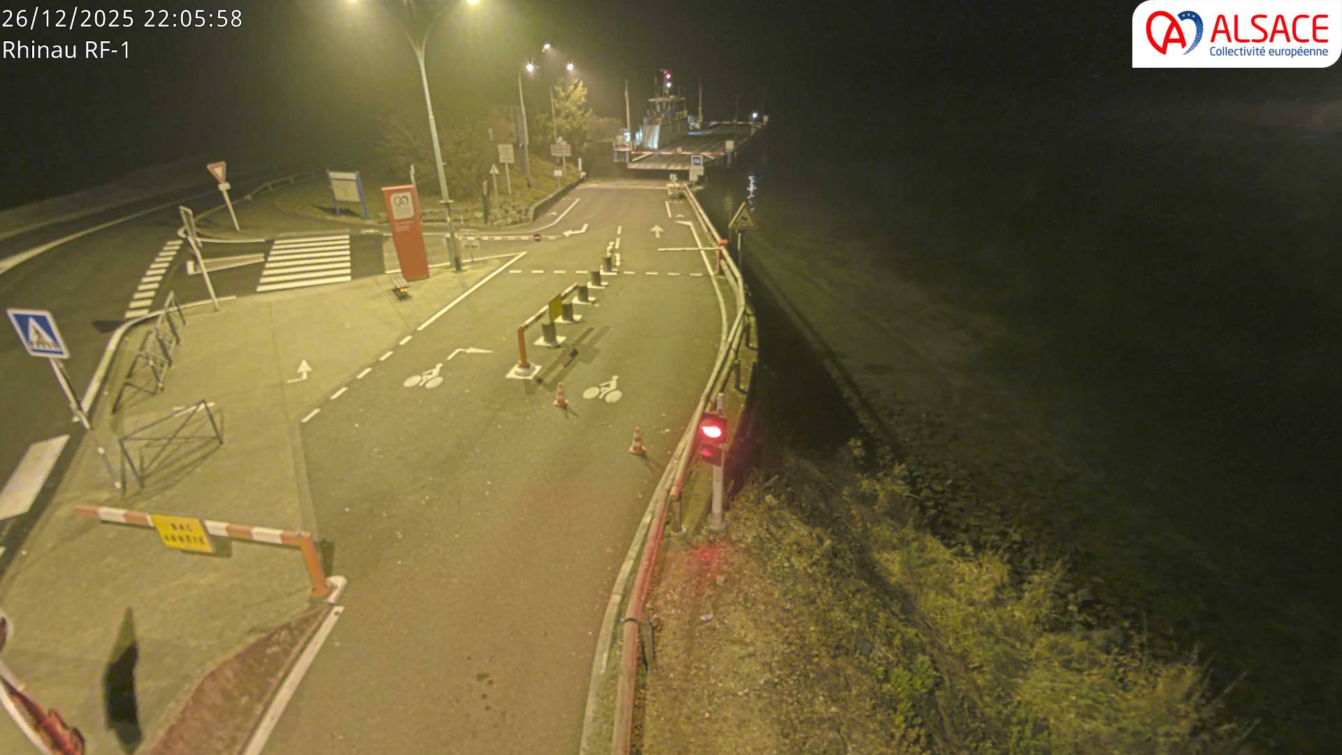 Webcam du bac de Rhinau-Kappel. Vue avant le quai d'embarquement du côté français, à la jonction entre la D20 et la D5. Vue orientée vers Benfeld