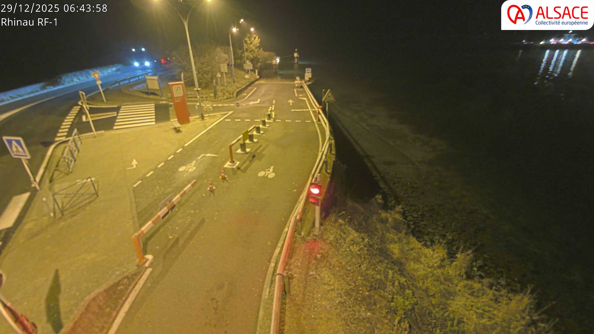 Webcam du bac de Rhinau-Kappel. Vue avant le quai d'embarquement du côté français, à la jonction entre la D20 et la D5. Vue orientée vers Benfeld