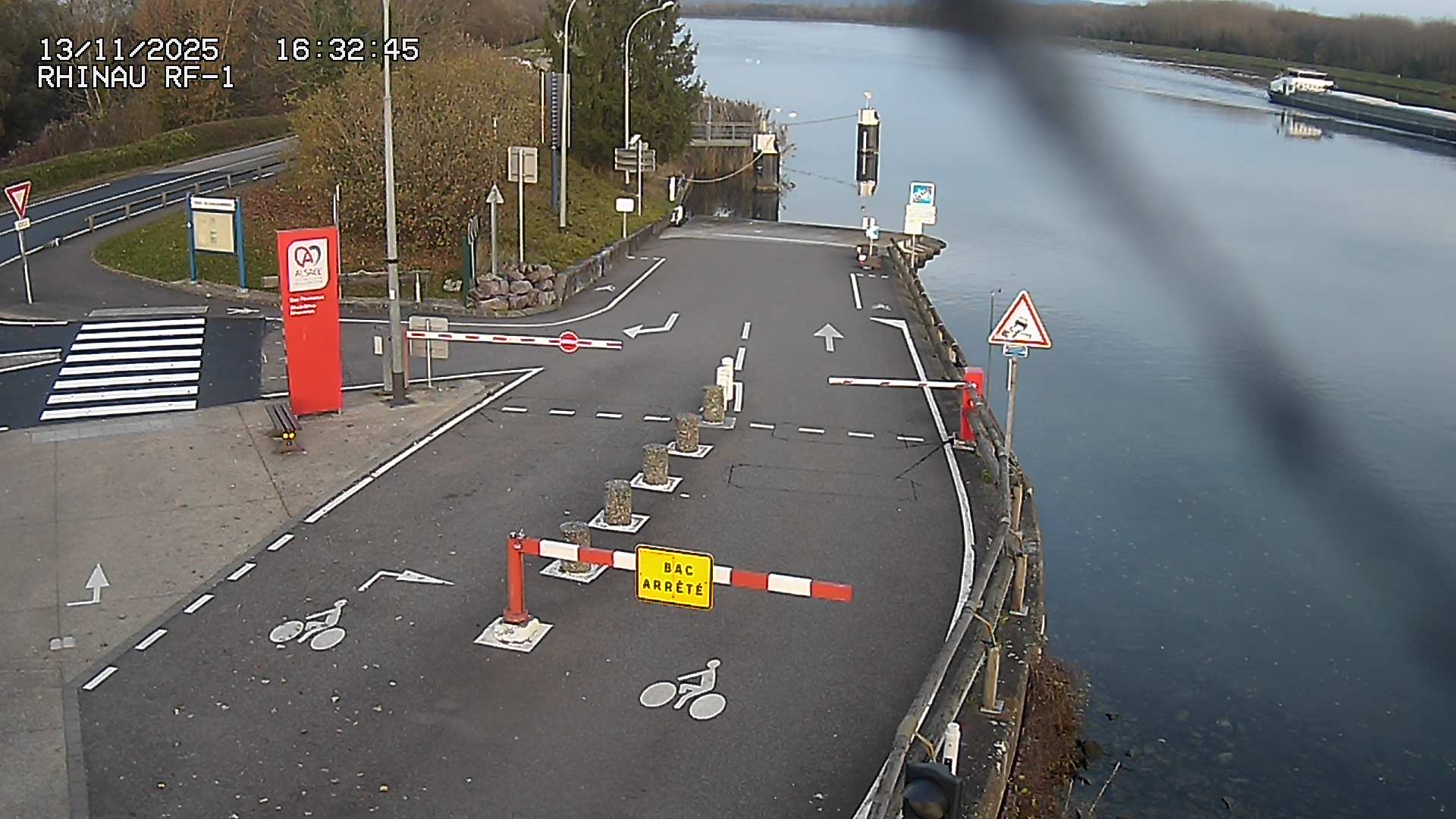 <h2>Webcam du bac de Rhinau-Kappel. Vue avant le quai d'embarquement du côté français, à la jonction entre la D20 et la D5. Vue orientée vers Benfeld</h2>