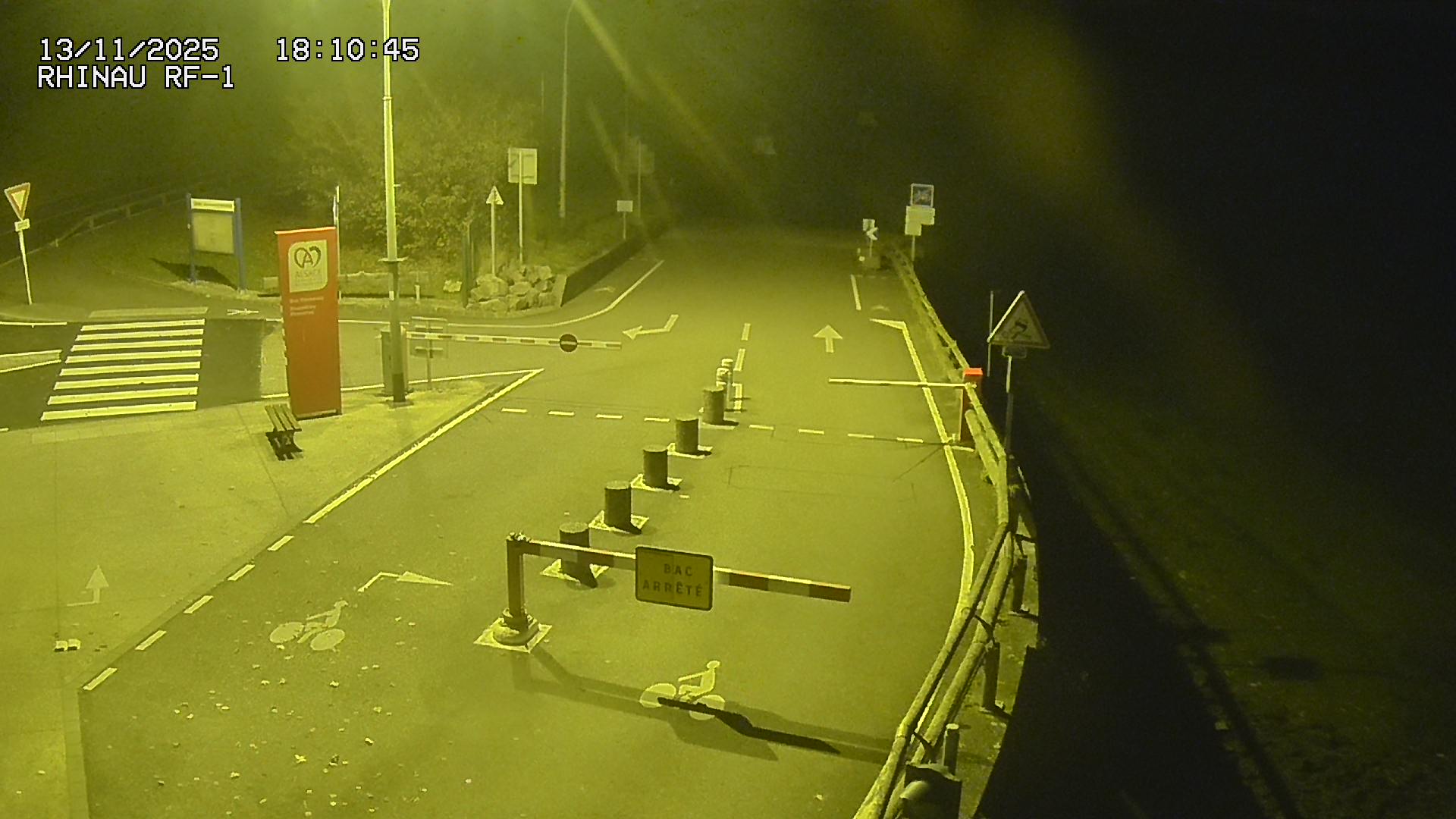 <h2>Webcam du bac de Rhinau-Kappel. Vue avant le quai d'embarquement du côté français, à la jonction entre la D20 et la D5. Vue orientée vers Benfeld</h2>