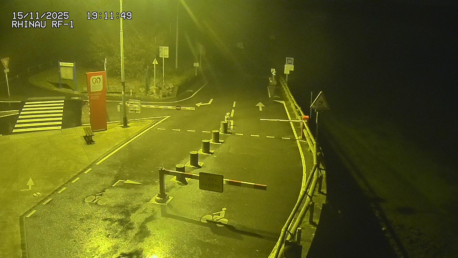 <h2>Webcam du bac de Rhinau-Kappel. Vue avant le quai d'embarquement du côté français, à la jonction entre la D20 et la D5. Vue orientée vers Benfeld</h2>